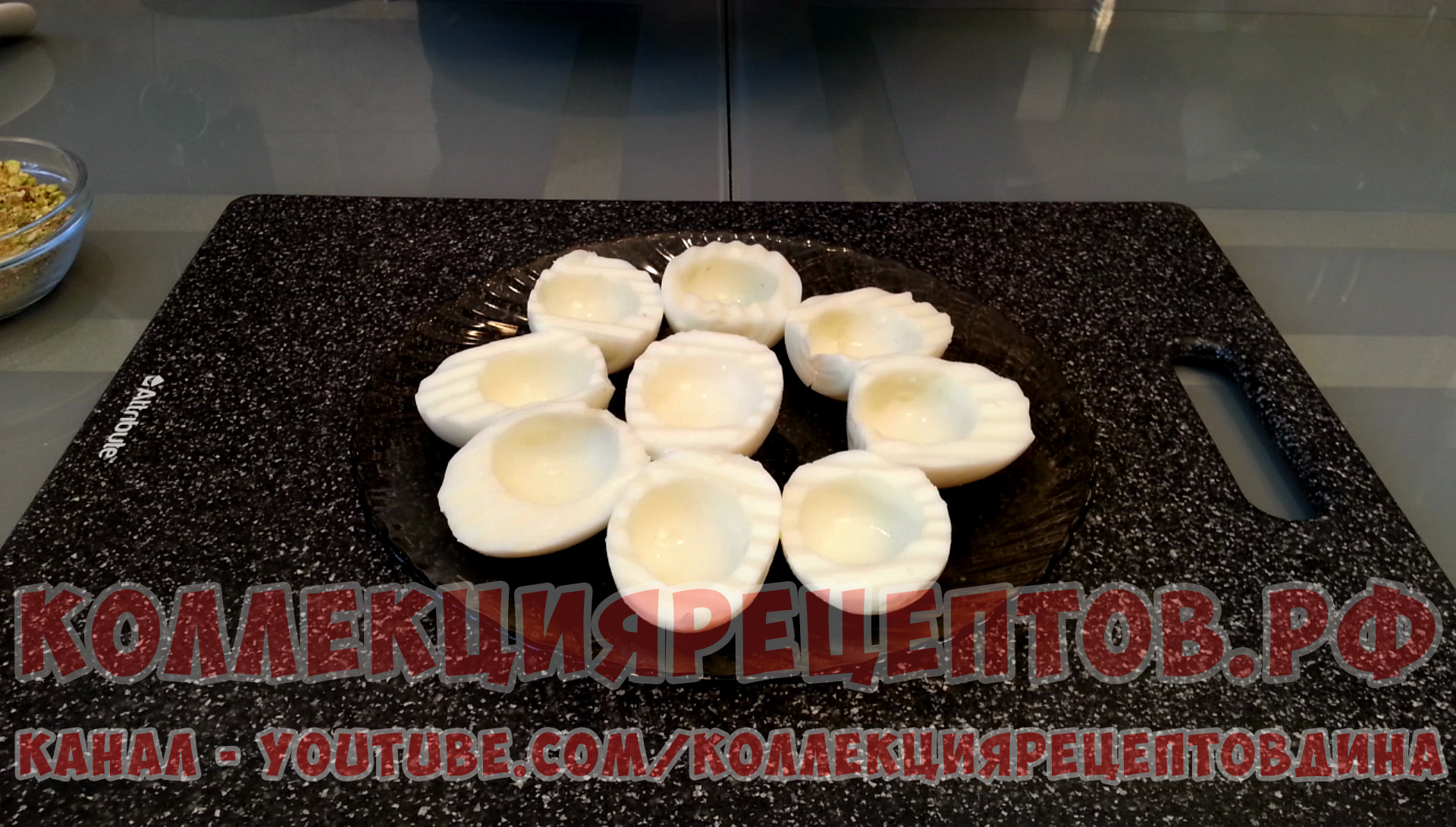 Для приготовления второй закуски отваренные яйца разрезаем на 2 половинки, отделяем белки от желтков
